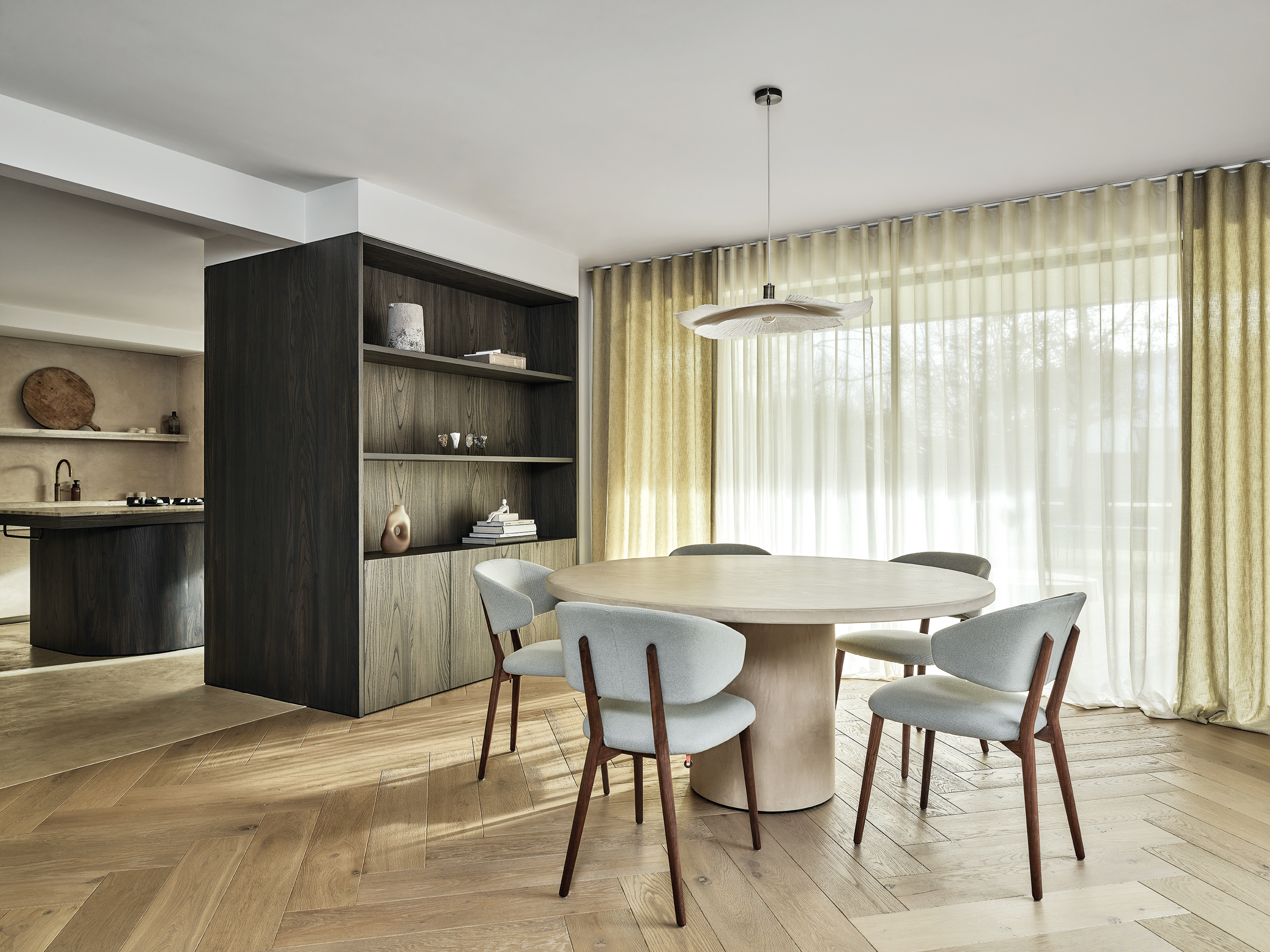 moderne rom med semi-transparente skreddersydde gardiner, balanserer lys og skjerming