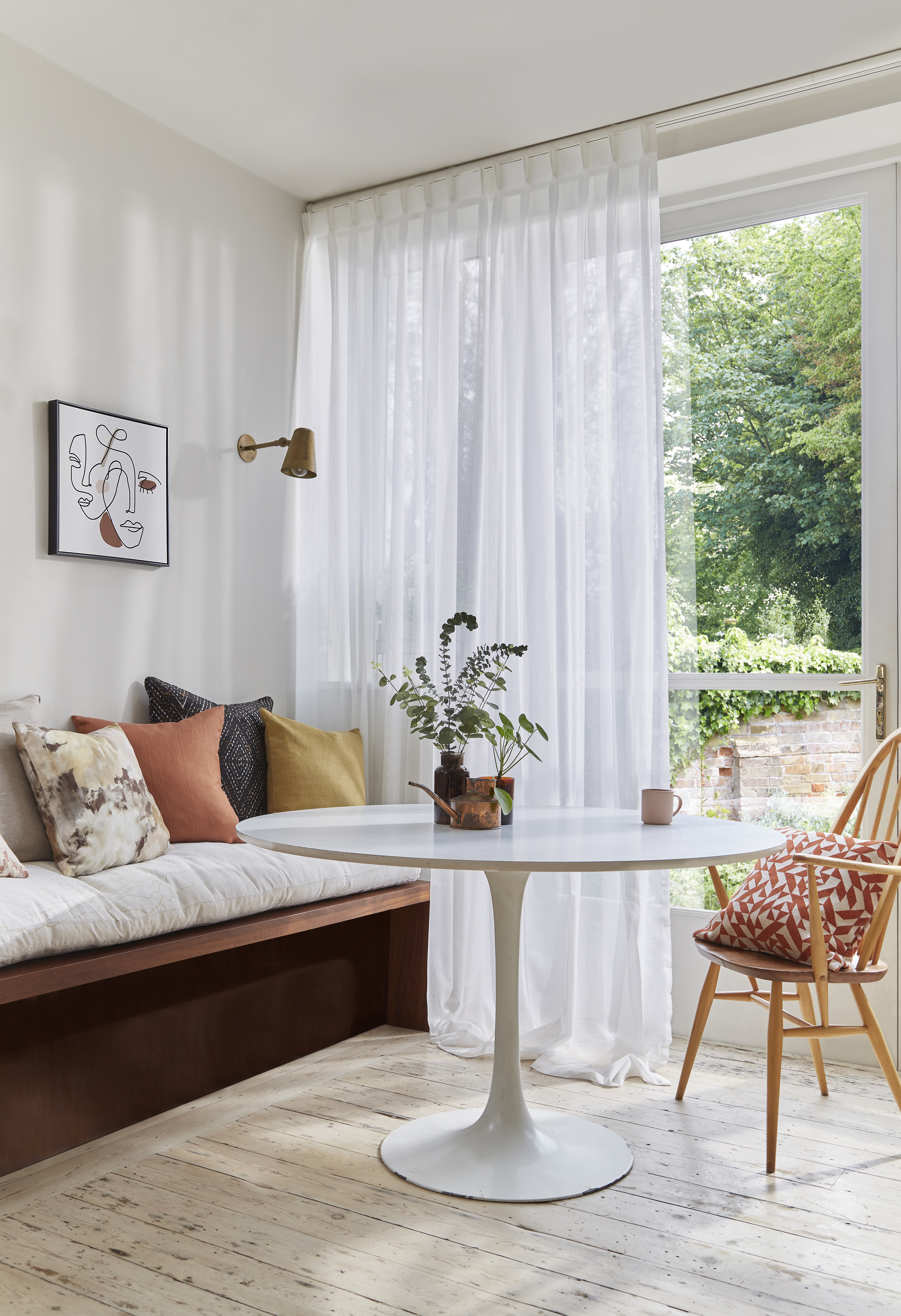 HIL 2021 VOILESLAUNCH VOILE CURTAIN ORFORD WHITE CUSHION DETAIL 3 DINING