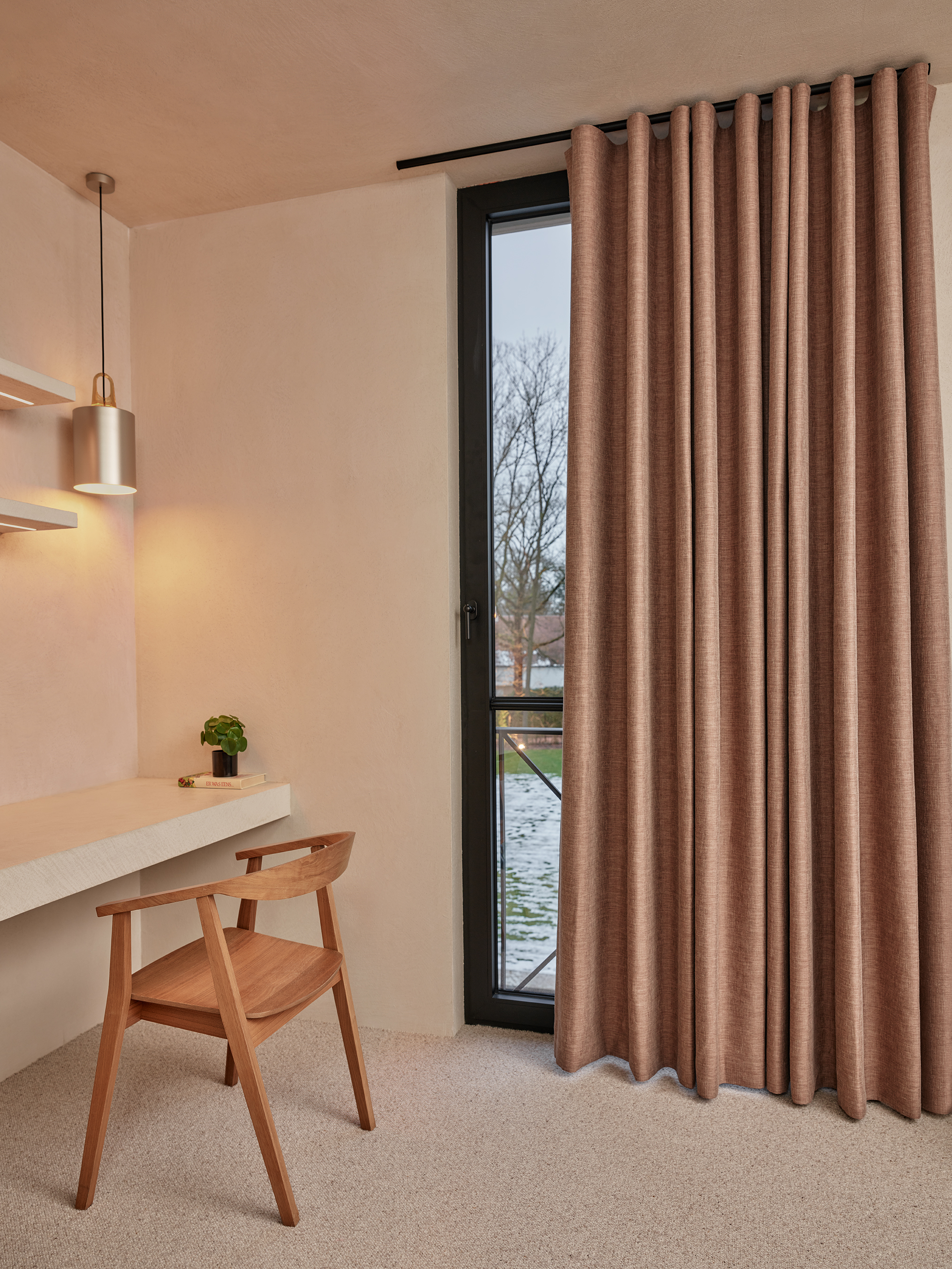 skreddersydde lysdempende gardiner som reduserer både lys og innsyn