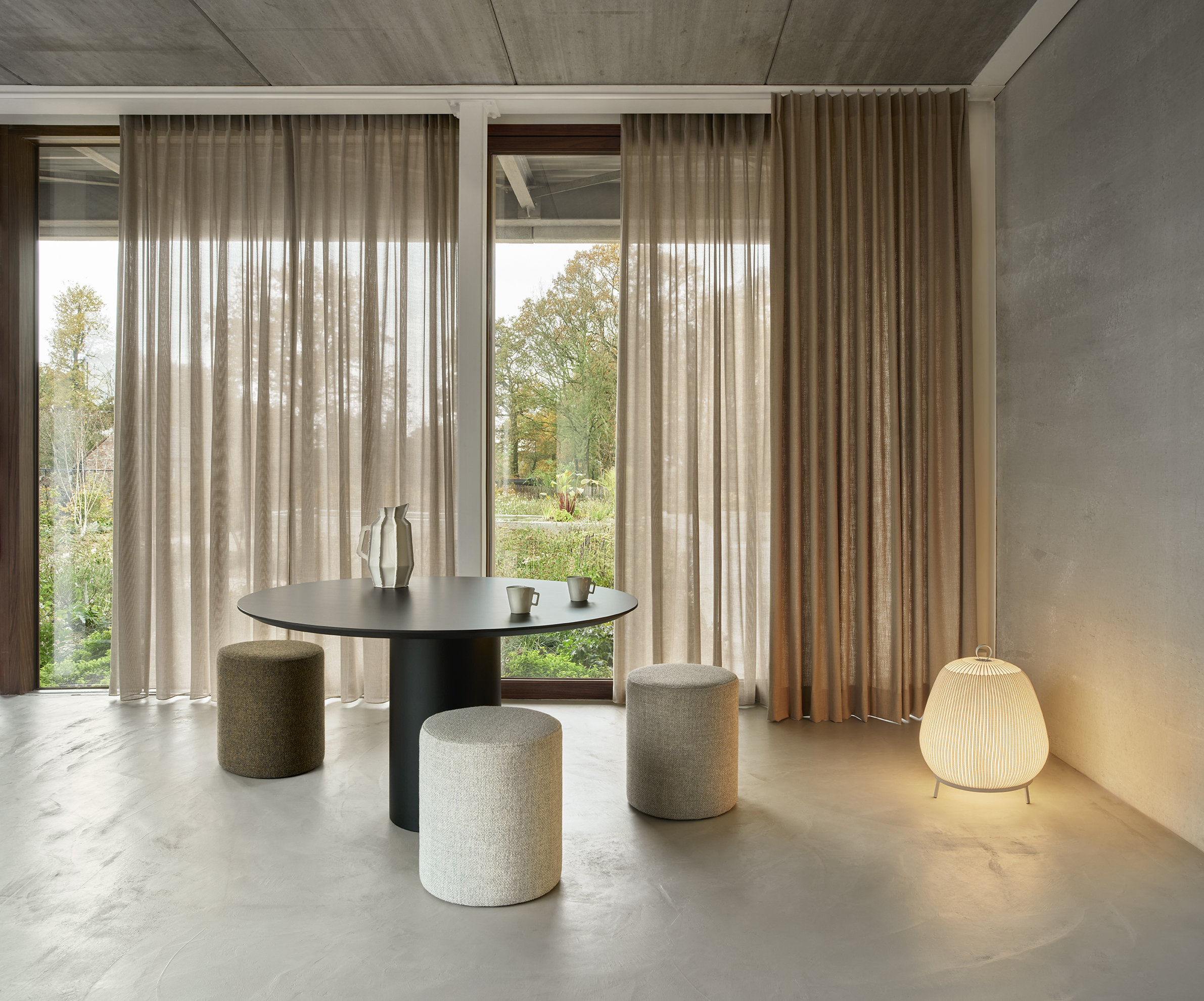 skreddersydde gardiner tilpasset moderne hjem med store vinduer og stilrent interiør