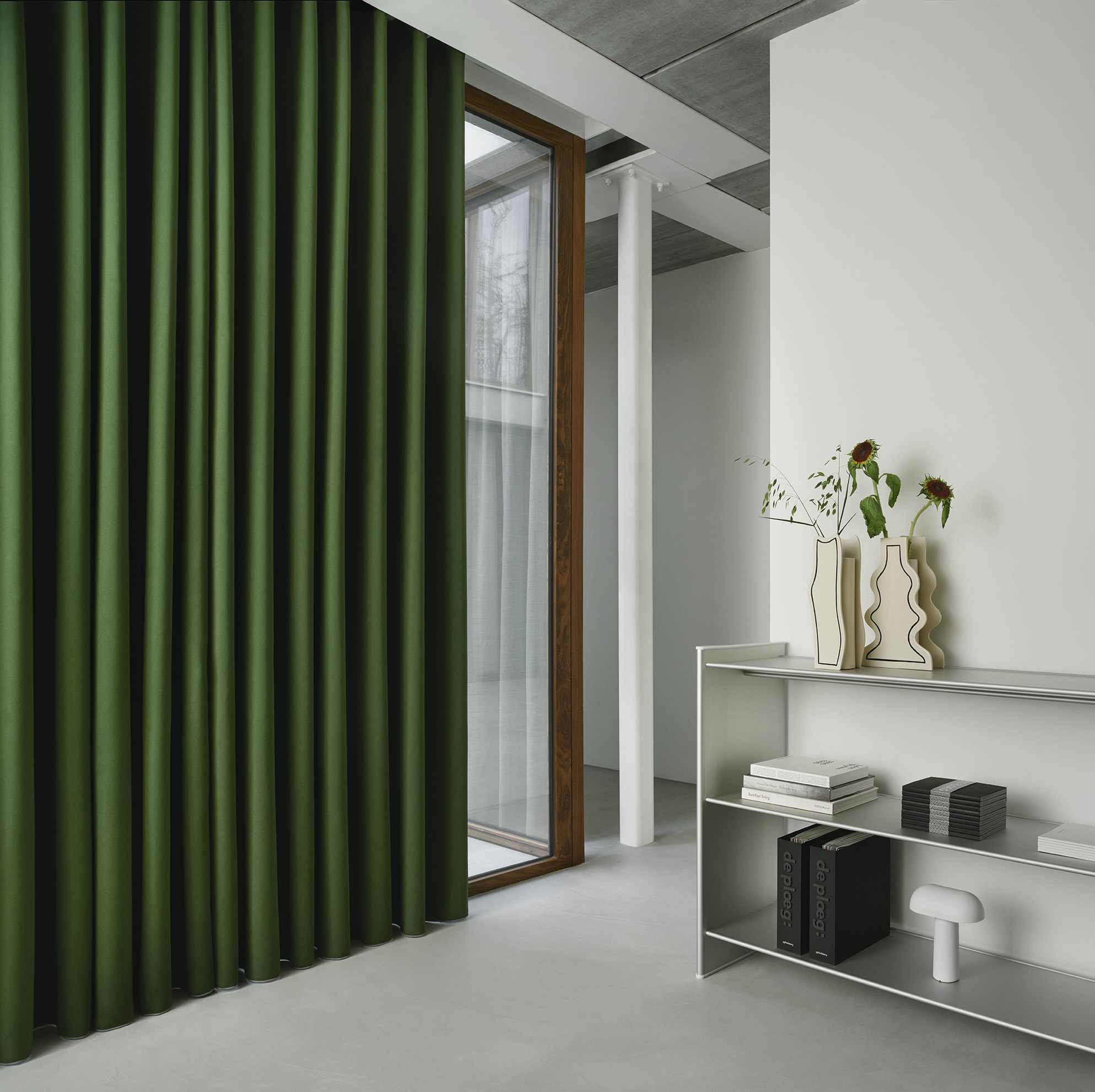 skreddersydde lystette grønne gardiner som gir total mørklegging, ideell for soverom